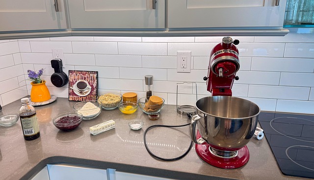 persona revisando términos de servicio en laptop en oficina en Santiago de Chile